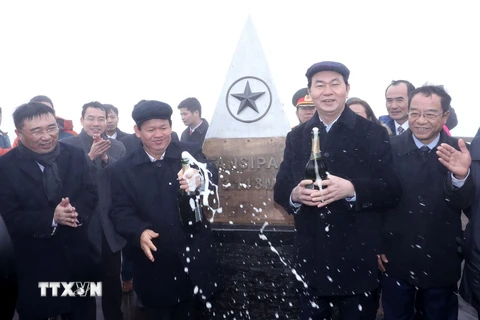 Chủ tịch nước Trần Đại Quang cùng các đại biểu chúc mừng Lễ thượng cờ thành công tốt đẹp tại cột mốc 3.143m. (Ảnh: Nhan Sáng/TTXVN)