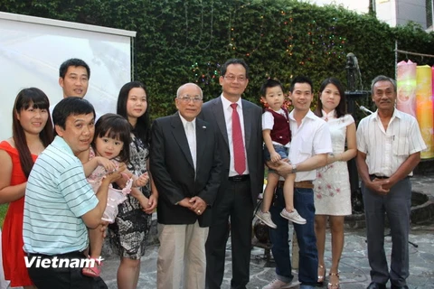 Đại sứ Nguyễn Đình Thao chụp ảnh cùng bà con Việt kiều. (Ảnh: Phương Lan/Vietnam+)