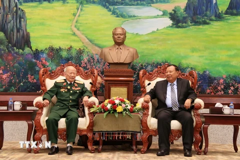 Tổng Bí thư, Chủ tịch nước Lào Bounnhang Volachith (phải) tiếp thân mật đồng chí Thiếu tướng Huỳnh Đắc Hương cùng Đoàn. (Ảnh: Phạm Kiên/TTXVN)