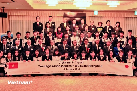 Các đại biểu tham dự chụp hình lưu niệm cùng các Đại sứ Thanh thiếu niên Việt Nam- Nhật Bản tại buổi giao lưu. (Nguồn: Vietnam+)