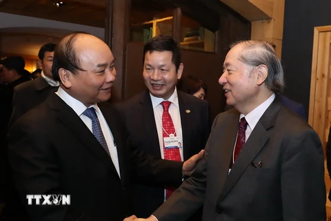 Thủ tướng Nguyễn Xuân Phúc với đại diện các doanh nghiệp. (Ảnh: Thống Nhất/TTXVN)