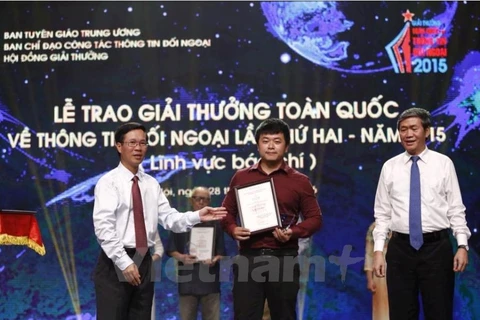Đại diện Báo điện tử VietnamPlus nhận giải nhất Giải thưởng toàn quốc về thông tin đối ngoại lần thứ hai. (Ảnh: Minh Chiến/Vietnam+)