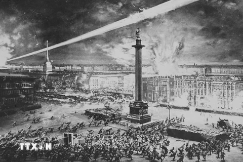 Rạng sáng 7/11/1917, quân khởi nghĩa tấn công vào Cung điện Mùa Đông ở Petrograd (nay là Saint Petersburg), mở đầu cuộc Cách mạng tháng Mười Nga vĩ đại. (Ảnh: Tư liệu TTXVN)