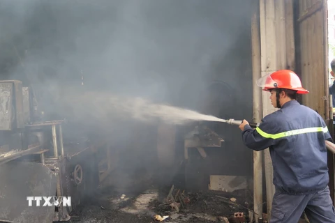 Lực lượng Cảnh sát phòng cháy chữa cháy Công an tỉnh Bắc Ninh đang tích cực khống chế ngọn lửa tại xưởng sơ chế nguyên liệu giấy của gia đình ông Ngô Văn Mão, khu Dương Ổ, phường Phong Khê, thành phố Bắc Ninh. (Ảnh: Thái Hùng/TTXVN)