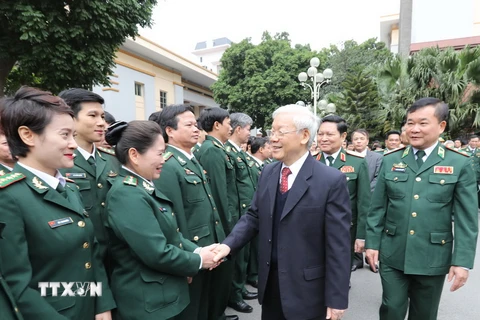 Tổng Bí thư Nguyễn Phú Trọng với cán bộ, chiến sỹ Bộ Tư lệnh Bộ đội biên phòng. (Ảnh: Trí Dũng/TTXVN)
