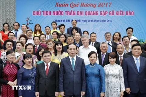 Chủ tịch nước Trần Đại Quang gặp gỡ thân mật đại diện kiều bào. (Nguồn: TTXVN)