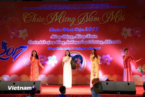 Các ca sỹ đến từ Trường Đại học Văn hóa, Nghệ thuật Quân đội biểu diễn một tiết mục văn nghệ. (Ảnh: Phạm Kiên/Vietnam+)