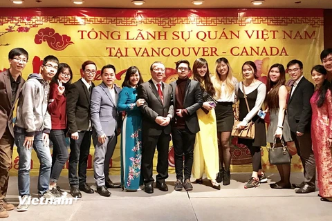 Tổng Lãnh sự Việt Nam tại Vancouver Phạm Mạnh Hải và đại diện các lưu học sinh. (Ảnh: Vũ Hà/​Vietnam+)