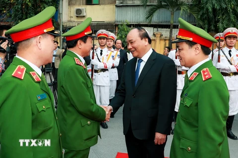 Thủ tướng Nguyễn Xuân Phúc đến kiểm tra công tác trực, sẵn sàng chiến đấu tại Bộ Tư lệnh Cảnh sát cơ động trong dịp Tết nguyên đán 2017. (Ảnh:Thống Nhất/TTXVN)