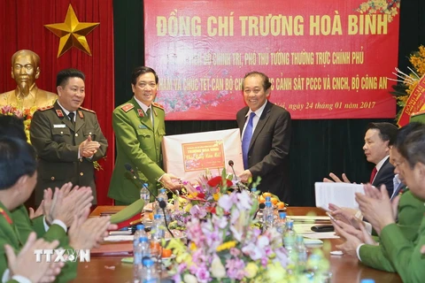 Phó Thủ tướng Trương Hòa Bình tặng quà Tết cho Cục Cảnh sát phòng cháy, chữa cháy và cứu nạn, cứu hộ. (Ảnh: Doãn Tấn/TTXVN)