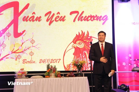 Đại sứ Việt Nam tại Đức Đoàn Xuân Hưng phát biểu khai mạc chương trình Xuân yêu thương. (Ảnh: Phạm Văn Thắng/Vietnam+)