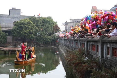 Biểu diễn quan họ trên thuyền tại hội chùa Phật Tích. (Ảnh: Thanh Thương/TTXVN)