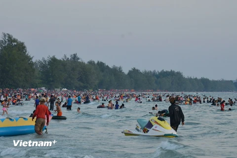 Khách du lịch ở biển Campuchia. (Ảnh: Chanh Đa/Vietnam+)