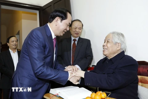 Chủ tịch nước Trần Đại Quang đã đến nhà riêng thăm, chúc thọ nguyên Tổng Bí thư Đỗ Mười tròn 100 tuổi. (Ảnh: Nhan Sáng/TTXVN)