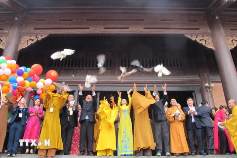Phó Thủ tướng Thường trực Chính phủ Trương Hòa Bình và các đại biểu tham dự lễ khai hội chùa Bái Đính phóng sinh chim bồ câu cầu mong một năm mưa thuận gió hòa. (Ảnh: Ninh Đức Phương/TTXVN)