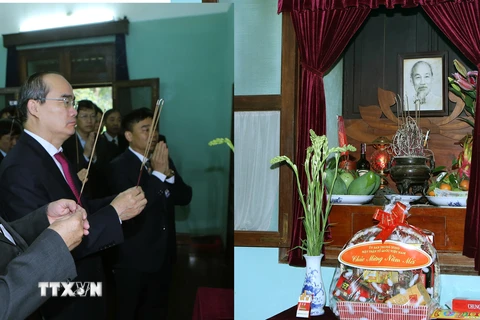 Ông Nguyễn Thiện Nhân thắp hương tưởng niệm Bác Hồ ở Nhà 67 trong Khu Di tích Chủ tịch Hồ Chí Minh tại Phủ Chủ tịch. (Ảnh: Nguyễn Dân/TTXVN)