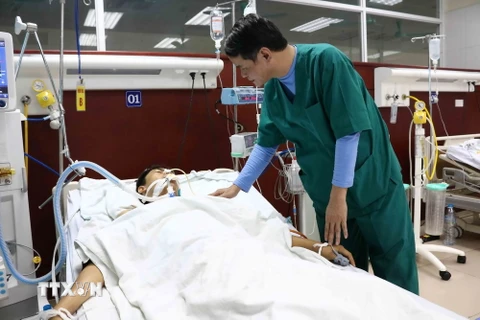 Bác sỹ Nguyễn Văn Toại, Trưởng khoa Phẫu thuật gây mê hồi sức, Bệnh viện Đa khoa tỉnh Bắc Ninh đang thăm khám cho bệnh nhân. (Ảnh: Thanh Thương/TTXVN)