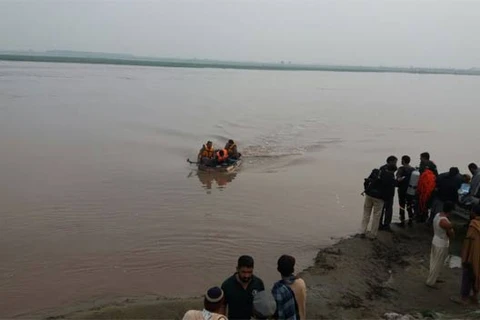 Cứu hộ các nạn nhân trong vụ lật thuyền. (Nguồn: The Express Tribune)