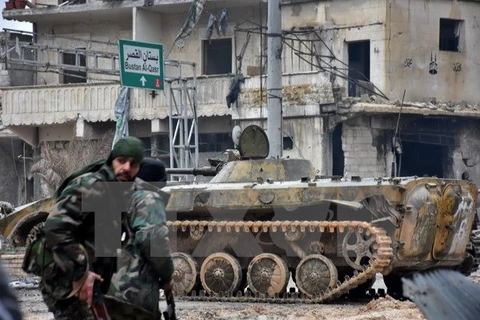 Binh sỹ Syria tuần tra trên đường phố ở Aleppo. (Nguồn: EPA/TTXVN)