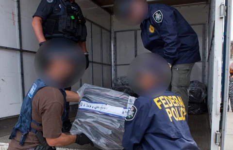 Cảnh sát đưa số cocaine bị thu giữ vào một chiếc xe tải. (Nguồn: nzherald.co.nz)