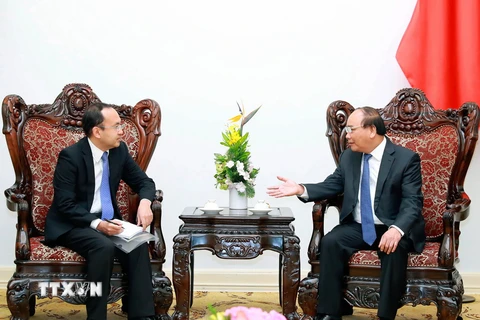 Thủ tướng Nguyễn Xuân Phúc tiếp ông Atsusuke Kawada, Trưởng đại diện Tổ chức Xúc tiến Thương mại Nhật Bản (JETRO) tại Hà Nội. (Ảnh: Thống Nhất/TTXVN)