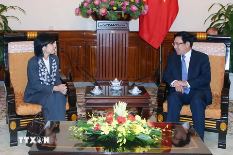 Phó Thủ tướng, Bộ trưởng Bộ Ngoại giao Phạm Bình Minh tiếp bà Ping Kitnikone, Đại sứ đặc mệnh toàn quyền Canada tại Việt Nam. (Ảnh: Phạm Kiên/TTXVN)