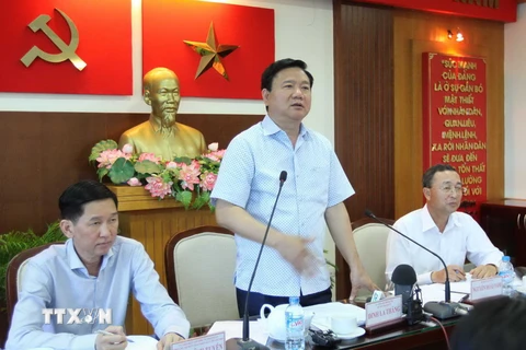 Bí thư Thành ủy Đinh La Thăng làm việc với lãnh đạo Quận ủy Quận 2. (Ảnh: Thanh Vũ/TTXVN)