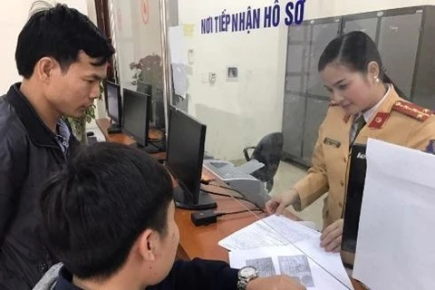 Cảnh sát giao thông Hà Nội trả lại 100 triệu đồng cho người để quên