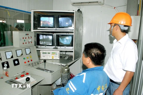 Lao động Trung Quốc làm việc trên công trường xây dựng lò giếng đứng mức - 300 mét, Công ty than Hà Lầm. (Ảnh: Nguyễn Đán/TTXVN)