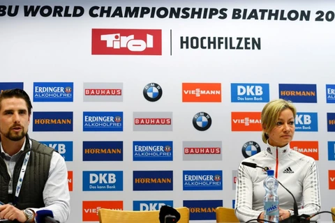 Tổng Thư ký Liên đoàn biathlon quốc tế Nicole Resch (phải) và đại diện cảnh sát Áo Vincenz Kriegs tại một cuộc họp báo. (Nguồn: Getty Images)