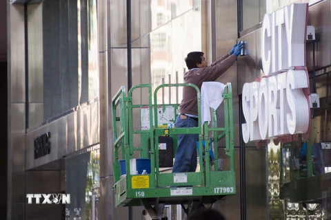 Công nhân dọn vệ sinh bên ngoài một tòa nhà ở New York. (Nguồn: AFP/TTXVN)