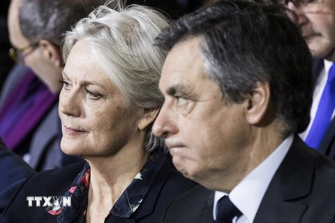 Ông Francois Fillon (phải) và bà Penelope Fillon (trái) tại một cuộc vận động tranh cử ở Paris ngày 29/1. (Nguồn: EPA/TTXVN)