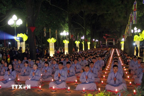 Sân chùa Côn Sơn lung linh hoa đăng trong Lễ Liên Hoa Hội Thượng. (Ảnh: Mạnh Minh/TTXVN)