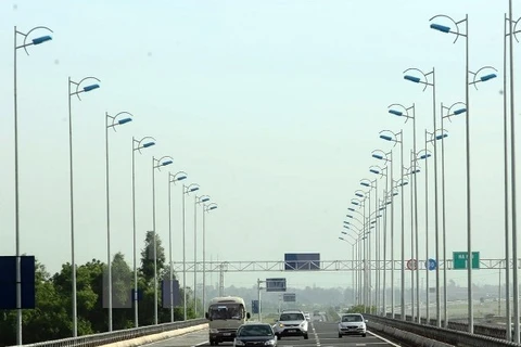 Các phương tiện lưu thông trên tuyến đường cao tốc Cầu Giẽ-Ninh Bình. (Ảnh: Huy Hùng/TTXVN))
