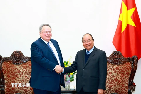 Thủ tướng Nguyễn Xuân Phúc tiếp Bộ trưởng Ngoại giao Hy Lạp Nikos Kotzias đang thăm chính thức Việt Nam. (Ảnh: Thống Nhất/TTXVN)