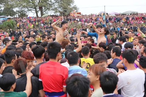 Cảnh hàng ngàn thanh niên trai tráng lao vào nhau để tranh giành quả phết vẫn diễn ra trước sự bất lực của ban tổ chức. (Ảnh: Minh Sơn/Vietnam+)
