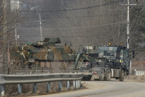 Xe quân sự Hàn Quốc được triển khai tại khu vực thị trấn Yeoncheon, Hàn Quốc ngày 4/3/2016 trước thềm cuộc tập trận Giải pháp Then chốt. (Ảnh: Yonhap/TTXVN)