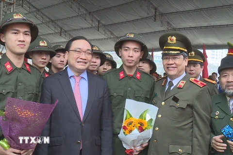 Ủy viên Bộ Chính trị, Bí thư Thành ủy Hà Nội Hoàng Trung Hải với các tân binh tại lễ giao nhận quân quận Ba Đình, Hà Nội. (Ảnh: Minh Huệ/TTXVN)