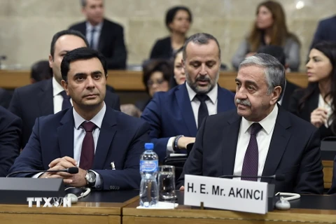 Lãnh đạo cộng đồng Cyprus gốc Thổ Nhĩ Kỳ Mustafa Akinci (phải, hàng đầu) tham dự cuộc hòa đàm về tái thống nhất đảo Cyprus ở Geneva, Thụy Sĩ ngày 12/1. (Nguồn: AFP/TTXVN)