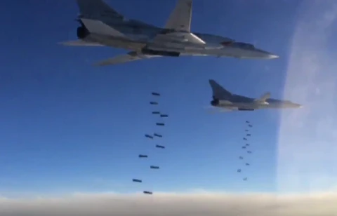 Máy bay Nga ném bom vào các mục tiêu IS ở Syria. (Nguồn: The Aviationist)