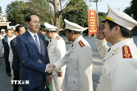 Chủ tịch nước Trần Đại Quang với lãnh đạo chỉ huy các lực lượng vũ trang tỉnh Thanh Hóa. (Ảnh: Nhan Sáng/TTXVN)