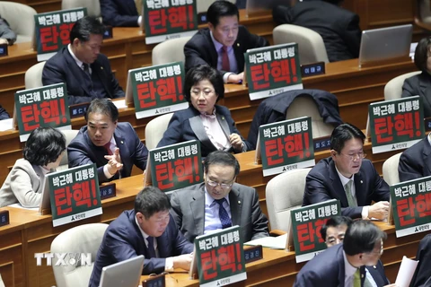 Nghị sỹ của các đảng đối lập Hàn Quốc tại phiên họp Quốc hội ngày 8/12. (Nguồn: AP/TTXVN)