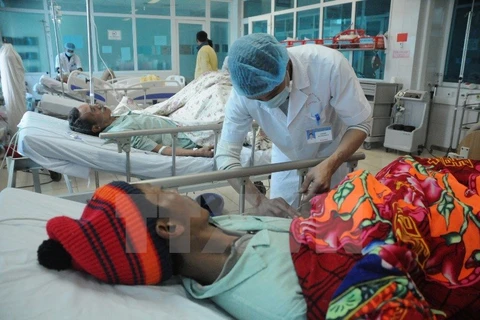 Bác sỹ điều trị cho bệnh nhân trong vụ ngộ độc tại Bệnh viện Đa khoa tỉnh Lai Châu. (Ảnh: Công Hải/TTXVN)