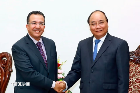 Thủ tướng Nguyễn Xuân Phúc tiếp Đại sứ Maroc Azzeddine Farhane đến chào nhân dịp bắt đầu nhiệm kỳ công tác tại Việt Nam. (Ảnh: Thống Nhất/TTXVN)