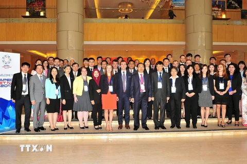 Đại biểu các nền kinh tế APEC tham dự cuộc họp SCCP chụp ảnh chung. (Ảnh: Nguyễn Khang/TTXVN)