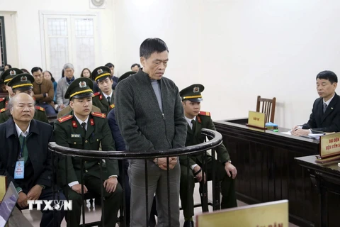 Bị cáo Trần Văn Liêm, nguyên Tổng giám đốc Vinashinlines đứng trước vành móng ngựa. (Ảnh: Doãn Tấn/TTXVN) 