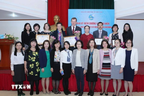 Phó Chủ tịch Thường trực Trung ương Hội Liên hiệp phụ nữ Việt Nam Hoàng Thị Ái Nhiên với các đại biểu dự buổi lễ. (Ảnh: Phương Hoa/TTXVN) 
