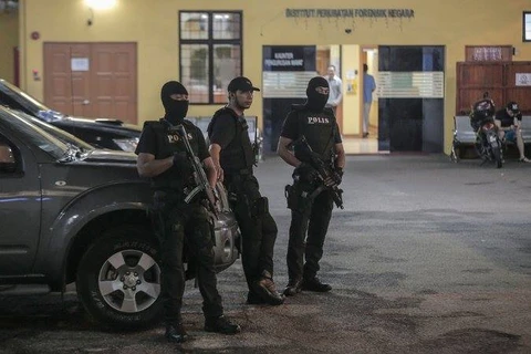 Cảnh sát Malaysia bảo vệ nơi để thi thể ông Kim Jong Nam (Nguồn: EPA)