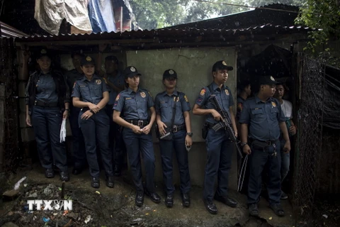 Cảnh sát Philippines trong chiến dịch chống tội phạm ma túy tại Manila ngày 5/10/2016. (Nguồn: AFP/TTXVN)