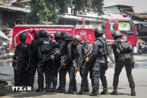 Cảnh sát chống khủng bố Indonesia bao vây tòa nhà nơi kẻ tình nghi khủng bố ẩn náu sau vụ nổ tại Bandung. (Nguồn: EPA/TTXVN)